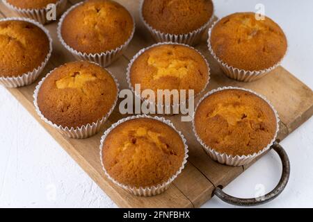 Gros plan sur les muffins au biscuit. Pâtisseries sucrées. Cadeau de fête. Dessert sur table blanche - muffins faits maison. Cupcakes. Muffin simple Banque D'Images