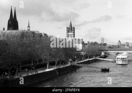 Vue sur les rives du Rhin à Cologne en janvier 1999. En premier plan la promenade le long du Rhin. En arrière-plan, la cathédrale de Cologne (à gauche) et l'église Groß Saint-Martins (à droite). [traduction automatique] Banque D'Images