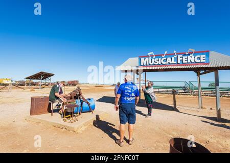 Un homme plus âgé jouant de la batterie à la clôture musicale, une attraction touristique populaire à Winton, dans le centre du Queensland, en Queensland, en Australie. Banque D'Images