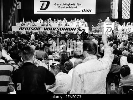 'Cette photo montre le congrès du parti de l'Union populaire allemande dans le Passau Nibelungenhalle lors du discours du président du parti, Dr. Gerhard Frey. La bannière en arrière-plan se lit comme suit : ''Justice pour l'Allemagne''. [traduction automatique]' Banque D'Images