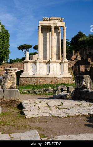 Rome. Italie. Vestiges / reconstruction du Temple de Vesta (Tempio di Vesta) dans le Forum romain (Foro Romano). Banque D'Images