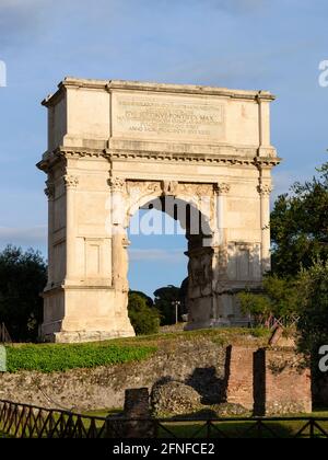 Rome. Italie. L'Arc de Titus (Arco di Tito) 1er C AD, sur la via Sacra du Forum romain. Construit par l'empereur romain Domitian pour commémorer son Banque D'Images