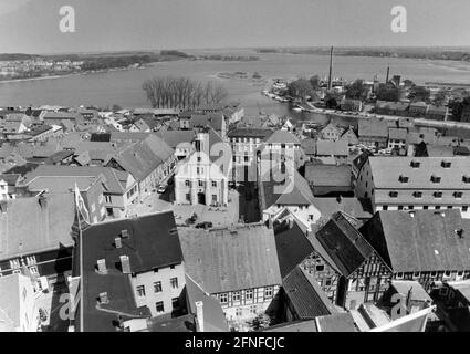 Une vue aérienne de la ville de Mecklembourg-Poméranie occidentale sur la rivière Peene avec la place du marché et la mairie et l'île d'Usedom en arrière-plan. [traduction automatique] Banque D'Images