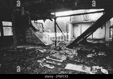 Les néonazis ont mené une attaque incendie criminel sur le site commémoratif de l'ancien camp de concentration de Sachsenhausen le 25 septembre, dans la nuit du 26 septembre 1992. La photo montre la caserne des prisonniers juifs numéro 38, partiellement détruite par le feu. [traduction automatique] Banque D'Images