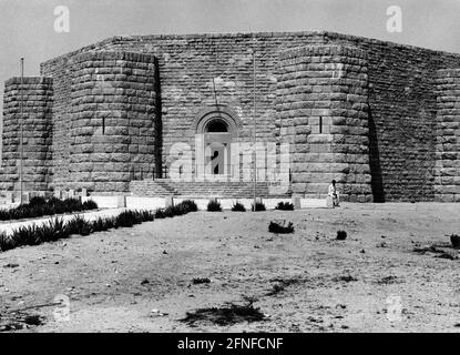 La tombe de guerre en forme d'octogone a été érigée en 1959. Environ 4200 soldats allemands tombés des Korps d'Afrika sont enterrés ici. [traduction automatique] Banque D'Images