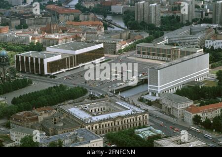 Date de l'enregistrement: 08.07.1991 - 08.07.1991 DEU,Allemagne,Berlin,08.07.1991,vue aérienne du Palais de la République à la Schlossplatz/Spreeinsel,à droite: GDR Ministère des Affaires étrangères,en face:Armoury à la rue Unter den Linden.(Musée historique allemand),au Palais de la République, qui a été ouvert en 1976, La Chambre populaire de la RDA ainsi que de nombreuses salles pour des événements culturels et politiques ont été situées jusqu'en 1990.le Palais de la République, construit en 32 mois selon un design de l'architecte Heinz Graffunder, est un point central de la construction urbaine dans la RDA Banque D'Images