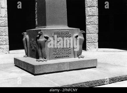 'La tombe de guerre sous la forme d'un octogone a été érigée en 1959, l'obélisque se tient dans la cour intérieure. L'inscription commémorant la chute des Korps allemands d'Afrika se lit comme suit : ''Voici 4200 soldats allemands de la Seconde Guerre mondiale. Que leur mort soit un héritage et un rappel pour nous. » [traduction automatique]' Banque D'Images