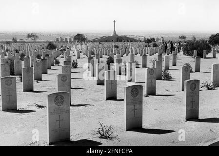 Cimetière militaire du Commonwealth, où environ 7500 alliés sont tombés - outre les Britanniques aussi les Australiens, les Néo-Zélandais, les Canadiens, les Grecs et les soldats d'autres nations - sont enterrés. En arrière-plan, une grande croix de pierre sur un piédestal surplombe le terrain de sépulture. [traduction automatique] Banque D'Images