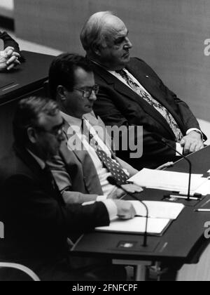 Au cours du débat sur le budget sur le banc du gouvernement au Bundestag allemand de gauche à droite. Le ministre fédéral des Finances Theo Waigel (CSU), le ministre fédéral des Affaires étrangères Klaus Kinkel (FDP) et le chancelier fédéral Helmut Kohl (CDU). [traduction automatique] Banque D'Images