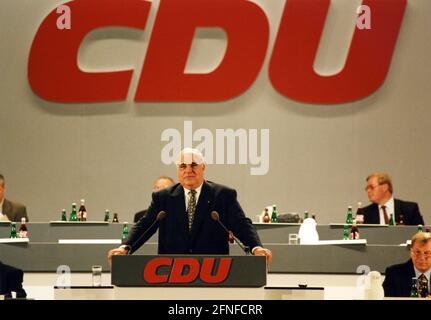 Le Chancelier fédéral et Président fédéral de la CDU Helmut Kohl prononce un discours lors du 7ème Congrès du Parti de la CDU d'Allemagne à Karlsruhe. A droite, le Lord Mayor et le Président d'Etat de la CDU de Berlin Eberhard Diepgen. [traduction automatique] Banque D'Images