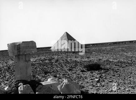 Mémorial du pilote de chasse allemand Hans-Joachim Marseille, qui s'est écrasé avec son avion en raison d'un défaut technique lors d'une mission durant la campagne africaine du 30 septembre 1942. Le porte-étendard des feuilles d'chêne aux Swords et aux diamants de la Croix de fer du Chevalier a été célébré comme un héros de guerre par la propagande nazie pour ses plus de 150 morts. La petite pyramide (5x5 m dans la base), qui avait déjà été érigée en mémoire sur le site de l'accident à cette époque, a été renouvelée par les camarades de son escadron de vol en 1989. La pyramide est située à environ 30 km au sud d'El Alamein. [automatisé Banque D'Images