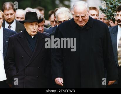 Le président français François Mitterrand (à gauche) et le chancelier allemand Helmut Kohl (à droite). [traduction automatique] Banque D'Images