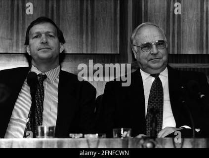 Photographie non datée du ministre fédéral de l'économie Günter Rexrodt (à gauche, FDP) et du chancelier fédéral Helmut Kohl (à droite, CDU). [traduction automatique] Banque D'Images