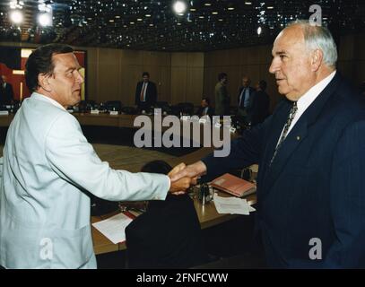 Le chancelier fédéral Helmut Kohl (à droite, CDU) et Gerhard Schröder, ministre-président de la Basse-Saxe et candidat du SPD au poste de chancelier. En arrière-plan, de droite, le ministre fédéral des Finances Theo Waigel et le ministre président de Bavière Edmund Stoiber. [traduction automatique] Banque D'Images