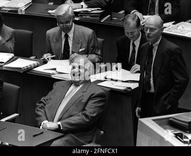 Le chancelier Helmut Kohl (en façade) fait preuve de joie au Bundestag. Derrière lui, de gauche à droite, le ministre de l'intérieur Manfred Kanther, le chef de la Chancellerie fédérale Friedrich Bohl et le député SPD Peter ont frappé. [traduction automatique] Banque D'Images