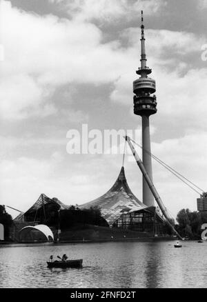 Photo du Parc Olympique de Munich avec le lac olympique et les plaisanciers en premier plan, derrière eux de gauche la scène du lac / Theatron, la salle de natation olympique, la tour olympique et la BMW quatre cylindres. [traduction automatique] Banque D'Images