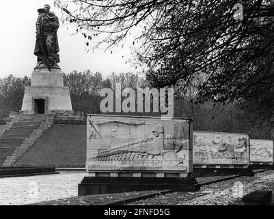 Le mémorial soviétique de Berlin Treptow est illustré. À droite du mémorial se trouvent les soldats sculptés dans la pierre. Il commémore les 7000 soldats soviétiques morts dans la bataille finale de Berlin pendant la Seconde Guerre mondiale. [traduction automatique] Banque D'Images