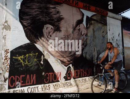 « un passant devant la représentation de Dmitri Wrubel du baiser fraternel entre Leonid Brejnev et Erich Honecker sur un fragment du mur. Intitulé: 'Mon Dieu m'aide à survivre à cet amour mortel' partie de la galerie East Side. (photo non datée) [traduction automatique]' Banque D'Images