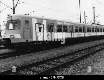 A l'époque, un train S-Bahn de Munich redessiné avec le numéro 4201829 et l'inscription 'Flughafen München Linie'. Il s'agit de la ligne S8 en direction de l'aéroport Franz-Josef-Strauß. [traduction automatique] Banque D'Images