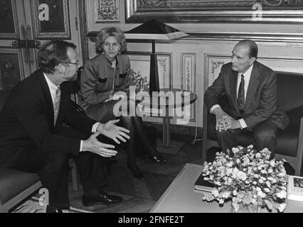 Cette photo montre le Président du SPD Rudolf Scharping (à gauche) lors de sa visite inaugurale au Président français François Mitterand (à droite). [traduction automatique] Banque D'Images