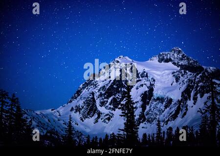 Mont Shuksan lors d'une nuit claire, dans les Cascades du Nord de l'État de Washington Banque D'Images