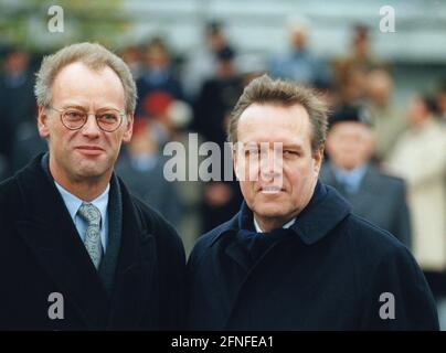 Cette photo montre la passation de fonctions au ministère fédéral, le nouveau ministre fédéral de la Défense Rudolf Scharping (SPD) (à gauche) et son prédécesseur Volker Rühe (CDU) (à droite). [traduction automatique] Banque D'Images