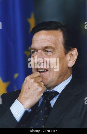 Le chancelier fédéral Gerhard Schröder lors de la conférence de presse avec Jacques Santer, président de la Commission européenne. [traduction automatique] Banque D'Images