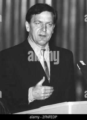 « Gerhard Schröder, le ministre-président de la Basse-Saxe, parle lors de la conférence de presse de l'exposition universelle Expo 2000, qui se tiendra à Hanovre en l'an 2000. Ce sera la première fois qu'une exposition mondiale aura lieu en Allemagne. La devise de l'Expo 2000 était « un monde nouveau est en train de se créer ». [traduction automatique]' Banque D'Images