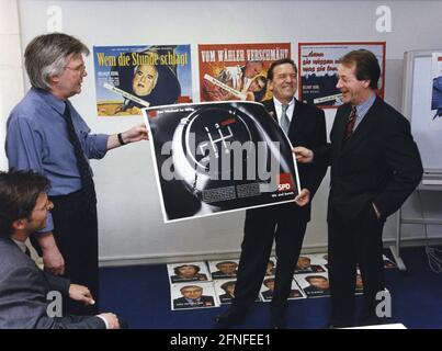 Le candidat du « Parti démocratique du chancelier Gerhard Schröder (au centre) présente de nouvelles affiches électorales avec le directeur fédéral Franz Müntefering (à droite) et le personnel. L'affiche électorale montre un changement de vitesse avec Kohl debout pour la 1ère vitesse et Schröder pour la 6ème vitesse, et au-dessus il est écrit: ''le changement est dû.'' Les affiches électorales en arrière-plan montrent de gauche à droite: Helmut Kohl, une cloche et le dicton: ''à qui sonne la cloche'', Helmut Kohl et Theo Waigel et ''porté par l'électeur' et ''-... car ils ne savent pas ce qu'ils font Helmut Kohl, Theo Waigel'' et sur chaque affiche il dit: ''uniquement jusqu'au 27 septembre.'' Banque D'Images