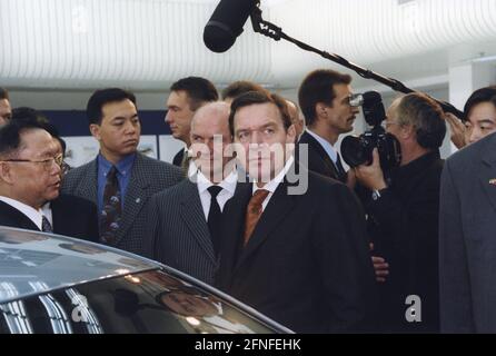 Le chancelier allemand Gerhard Schröder (à gauche) et le président du conseil de surveillance de Volkswagen Ferdinand Piech à l'usine VW de Shanghai (Shanghai). [traduction automatique] Banque D'Images