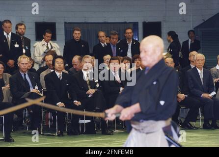 Le chancelier allemand Gerhard Schröder (arrière-plan, au centre, assis) assiste à une manifestation d'arts martiaux à la salle d'arts martiaux Nippon Budokan à Tokyo. [traduction automatique] Banque D'Images