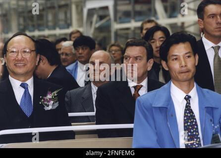 Le chancelier allemand Gerhard Schröder (2e rangée) et derrière lui le président du conseil de surveillance de Volkswagen Ferdinand Piech à l'usine VW de Shanghai (Schnaghai). [traduction automatique] Banque D'Images
