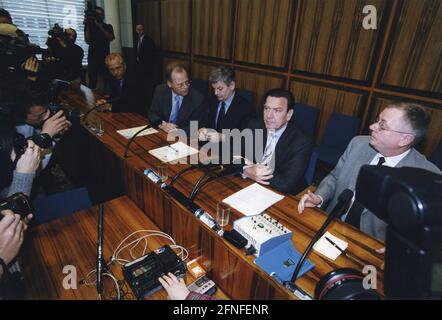 Cette photo s'affiche de gauche à droite. Rudolf Scharping, ministre fédéral de la Défense, Joschka Fischer, ministre fédéral des Affaires étrangères, et le chancelier Gerhard Schröder à la conférence de presse à l'occasion de la guerre du Kosovo. [traduction automatique] Banque D'Images