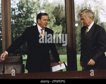 Le chancelier fédéral Gerhard Schröder et Manfred Timm, porte-parole du directoire de Hamburger Elektrizitätswerke AG, lors d'une conférence de presse après la première réunion de consensus énergétique entre les propriétaires de centrales électriques et le chancelier fédéral. [traduction automatique] Banque D'Images