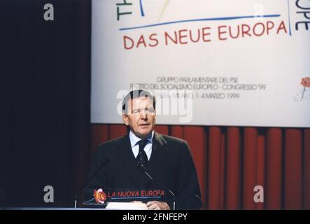 Le chancelier allemand et politicien du SPD Gerhard Schröder s'exprime au 4ème Congrès du PSE à Milan. [traduction automatique] Banque D'Images