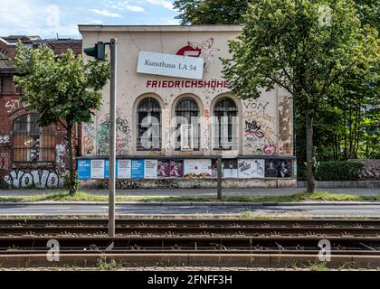 LA 54 est une communauté d'artistes et une galerie d'art dans un ancien bâtiment de brasserie situé au Landsberger Allee 54, Friedrichshain-Berlin Banque D'Images