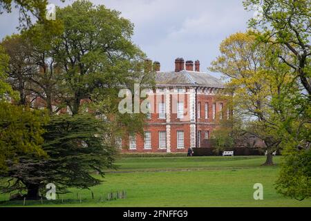 Au-delà du parc de pâturage et d'une ha-ha protectrice, l'élégante façade sud de Beningbrough Hall, North Yorkshire, Royaume-Uni Banque D'Images