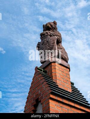 Sculpture d'ours sur colonne à l'entrée de l'ancien abattoir d'Otto Ostrowski strasse, Prenzlauer Berg, Berlin Banque D'Images