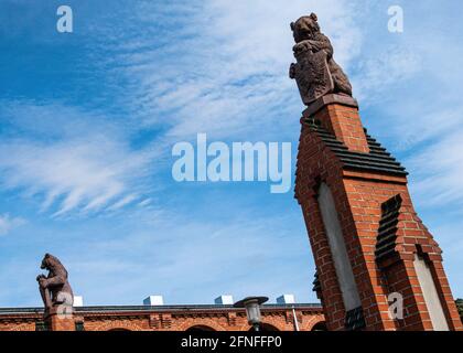 Deux sculptures portent sur des colonnes à l'entrée de l'ancien abattoir d'Otto Ostrowski strasse, Prenzlauer Berg, Berlin Banque D'Images