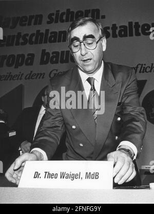 « le ministre fédéral des Finances et président du CSU, Theodor Waigel, est sur scène lors de la convention du parti CSU de 57 à Munich. Sur l'affiche derrière lui est le slogan électoral ''Bavaria sichern. Façonner l'Allemagne. Construire l'Europe.'' [traduction automatique]' Banque D'Images