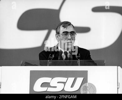 Le ministre fédéral des Finances et président du CSU, Theodor Waigel, prononce un discours lors du congrès du parti CSU à Munich. [traduction automatique] Banque D'Images