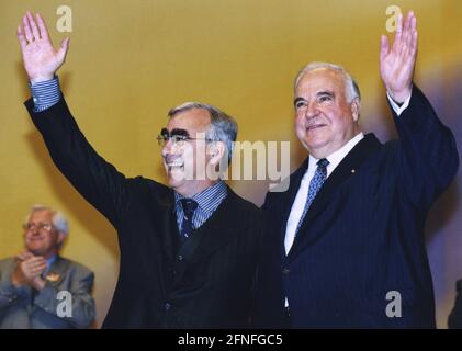 Le président du CSU et ministre fédéral des Finances, Theodor Waigel (à gauche) et le chancelier Helmut Kohl se sont ralliés devant leurs partisans lors d'un rassemblement à Dortmund. [traduction automatique] Banque D'Images