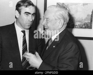 Le ministre fédéral des Finances et président du CSU, Theodor Waigel, et l'ancien Premier ministre bavarois, Alfons Goppel (r.), en conversation. Photographie non datée, env. années 1990. [traduction automatique] Banque D'Images