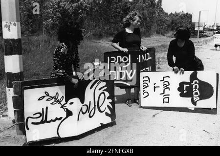 Les partisans du mouvement Shalom Achshav (la paix maintenant) manifestent pour la paix au Moyen-Orient. Chaque vendredi, Israéliens et Palestiniens vêtus de noir se rencontrent pour de telles manifestations. [traduction automatique] Banque D'Images