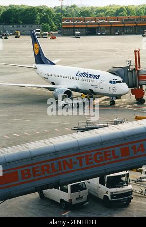 'Un Boeing 737-500 de Lufthansa (enregistrement D-ABII, nom baptismal ''Lörrach'') à la porte de l'aéroport de Berlin-Tegel. [traduction automatique]' Banque D'Images