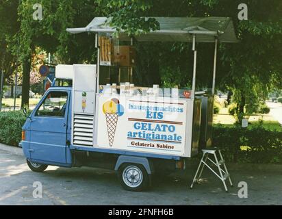 'Une fourgonnette de glace à Merano, dans le Tyrol du Sud, vend de la glace maison et fait de la publicité en deux langues: L'allemand et l'italien. La « province autonome de Bolzano » est la seule province italienne à avoir une autonomie de grande portée, qui s'exprime, par exemple, dans le bilinguisme de l'information et des panneaux de signalisation. [traduction automatique]' Banque D'Images