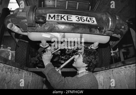 Un maître mécanicien indépendant d'origine turque travaillant sur une voiture. [traduction automatique] Banque D'Images