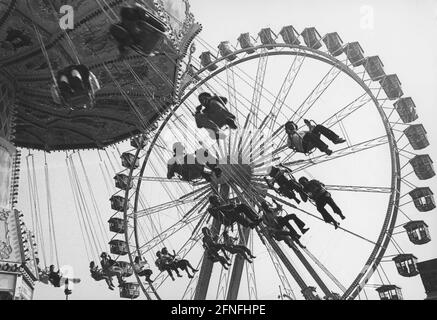 Carrousel à chaîne et grande roue sur la Theresienwiese. [traduction automatique] Banque D'Images