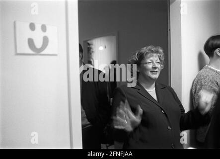 Ouverture du bureau de campagne de Buendnis 90 / Die Gruenen dans le Lil-Dagover-Gasse à Hellersdorf, comme invité Ministre de la Santé Andrea Fischer, dans l'est le BuendnisGruenen ont peu de votes ..., DEU, Berlin-Hellersdorf, 20.12.1999, [traduction automatique] Banque D'Images