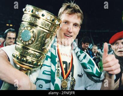 Andreas Herzog après avoir remporté la finale de la coupe DFB dans le maillot du SV Werder de Brême au stade olympique de Berlin. [traduction automatique] Banque D'Images